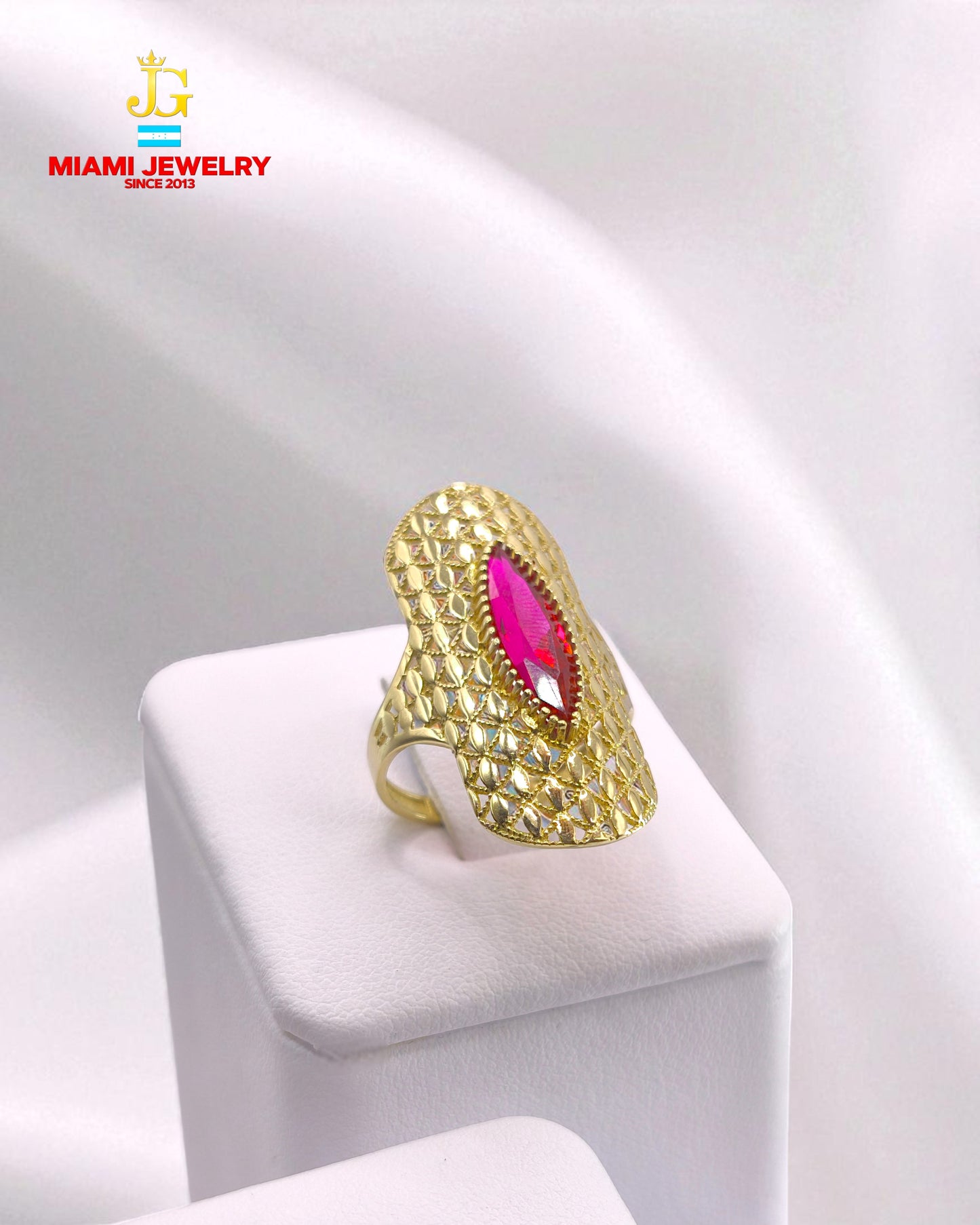 14k yellow gold oval-cut gemstone.
